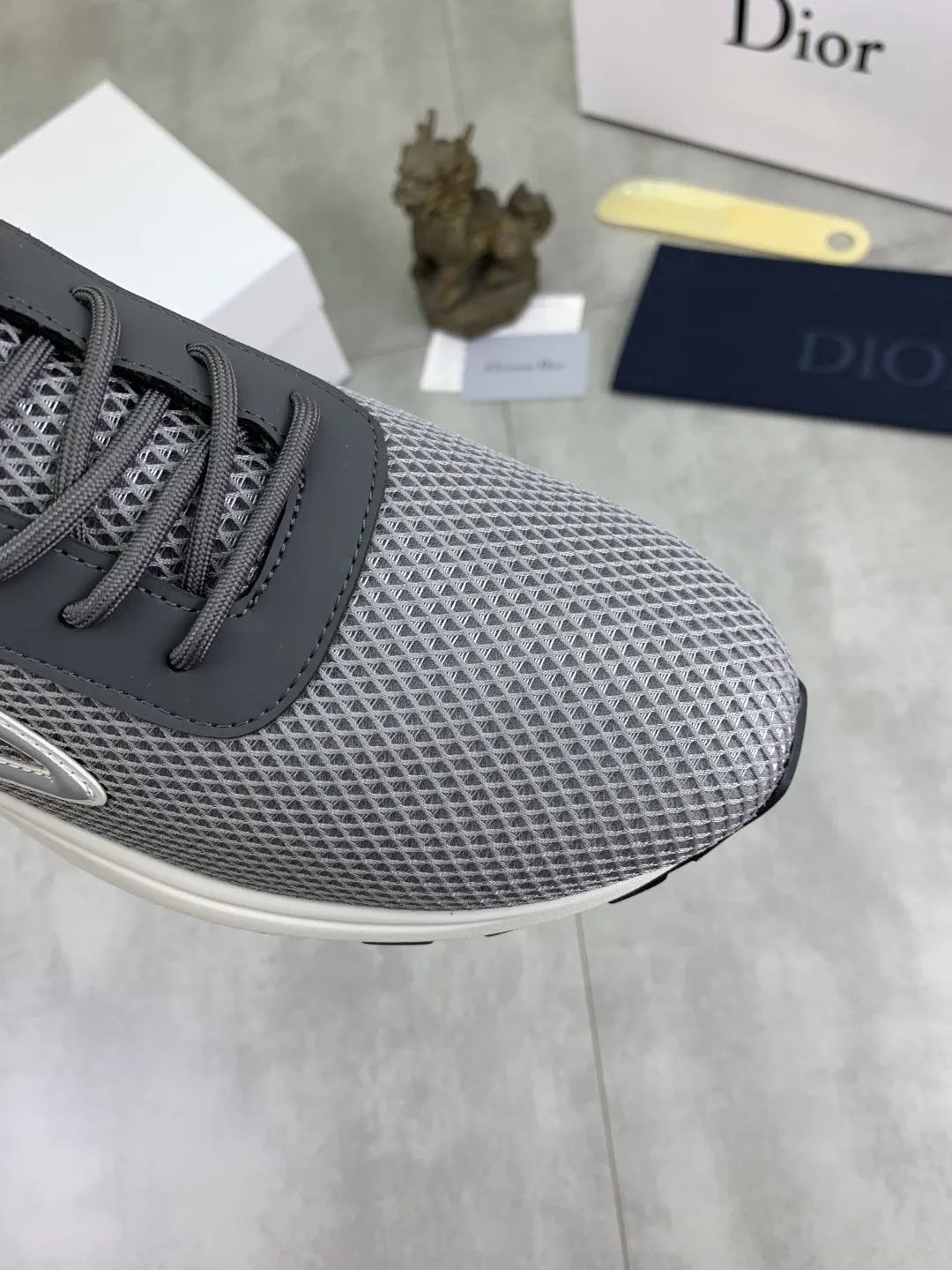 Men's Men's Shoes 💰P420 New Dior Chrono Fly Knit Shoes 2025 New B30 Series, in white and black fly knit series. Both sides are decorated with computer-printed CD logo, star patch on the tongue and Dior logo on the heel. Many details highlight the style. The interior is matched with the original color matching mesh, and the interior of the body is supported by low-temperature shaping sheets, and is filled with light feather cotton to keep the interior full and soft against the feet. The exclusive open-molded outsole adopts a one-piece molding process, so there is no need to worry about problems such as the opening and falling of sole decorative accessories. It is light and comfortable to wear, yet strong and wear-resistant. The two-color shoelaces are accessorized with exquisite metal five-pointed star pendants, creating a high-end, trendy and casual look at all times. Color: white black gray blue code number: 38-44